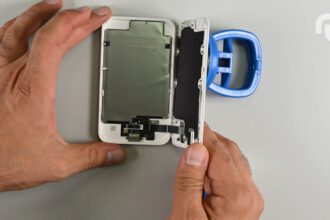 Avons Nous Trouve La Batterie De Liphone Air A Linterieur De La Batterie Magsafe De Liphone Air 57.jpeg