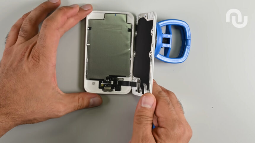 Avons Nous Trouve La Batterie De Liphone Air A Linterieur De La Batterie Magsafe De Liphone Air 57.jpeg