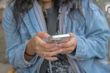 Femme Avec Un Smartphone.jpg