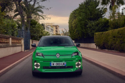 Renault E Tech Electric Version Techno Vert Pop.jpg