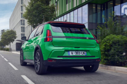 Renault E Tech Electric Version Techno Vert Pop 5.jpg