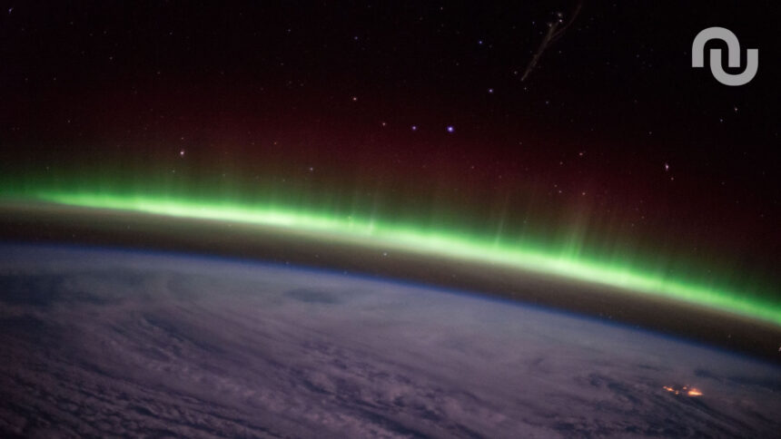 Terre Champ Magnetique Aurores Espace.jpg